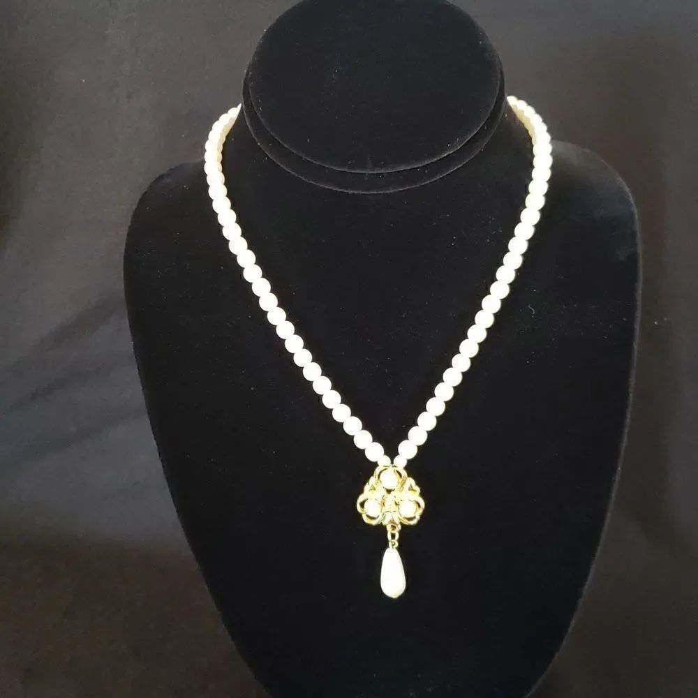 Lovely Vintage Faux Pearl / Goldtone Necklace - 18"